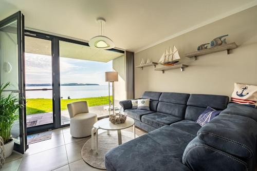Χώρος καθιστικού στο Traumblick Rügen- Gemütliches Apartment mit traumhaftem Meerblick, Kamin, privater Sauna und Schwimmbadnutzung