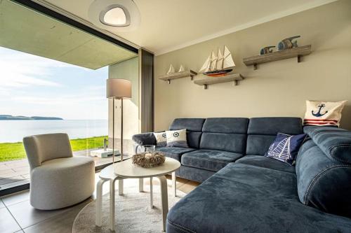 Χώρος καθιστικού στο Traumblick Rügen- Gemütliches Apartment mit traumhaftem Meerblick, Kamin, privater Sauna und Schwimmbadnutzung