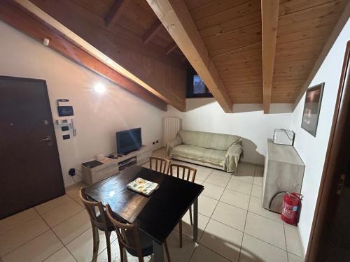 a small living room with a table and a couch at Vacanze Sportive in La Cassa