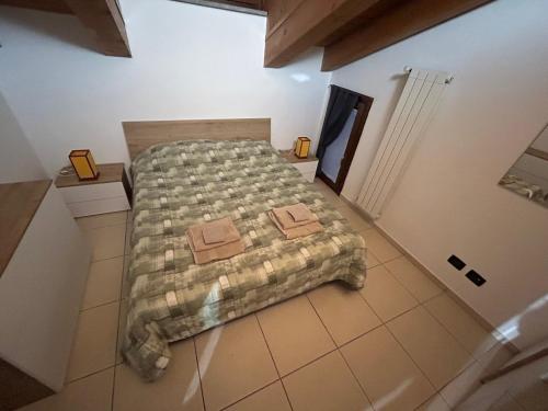 einen Blick über ein Bett in einem Schlafzimmer in der Unterkunft Vacanze Sportive in La Cassa