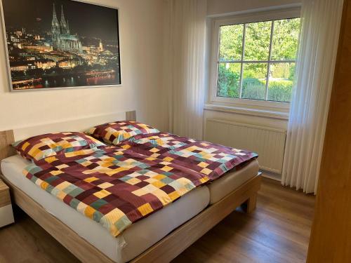 1 cama en una habitación con una foto en la pared en Appartement Gartenglück, en Nordhorn