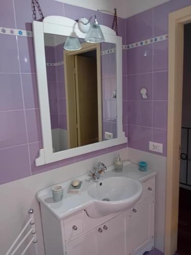 uma casa de banho com um lavatório e um espelho em ANGELA 13 em Loreto