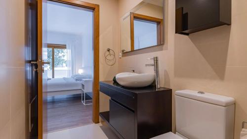 ein Badezimmer mit Waschbecken und Toilette in der Unterkunft 3 Bedroom Oeiras Wonder W/ Balcony by LovelyStay in Oeiras