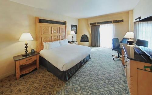Postel nebo postele na pokoji v ubytování Hilton Santa Fe Buffalo Thunder
