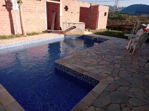 a swimming pool with a fountain in a yard at Quarto Privativo em Santana de Parnaiba 02 in Santana de Parnaíba
