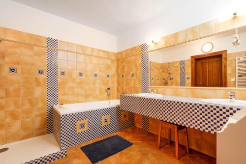 a bathroom with a sink and a tub and a toilet at Chaloupka na Kamence in Trutnov