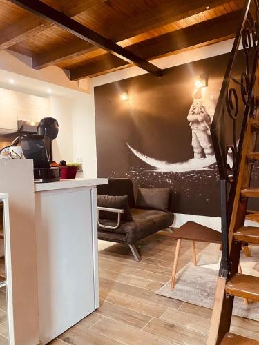 une cuisine avec un salon orné d'une peinture murale. dans l'établissement LA MARIEFACTURE - Comme dans les étoiles, à Boulay - Moselle