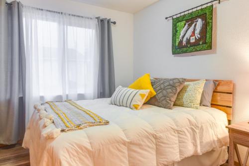 En eller flere senge i et værelse på Central Soldotna Home Rental Near Kenai River!