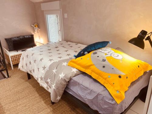 ein Schlafzimmer mit einem Bett mit einem Hello-Kitty-Kissen in der Unterkunft LA MARIEFACTURE - Comme dans les étoiles in Boulay - Moselle