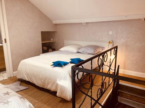 - une chambre dotée d'un lit avec des animaux farcis bleus dans l'établissement LA MARIEFACTURE - Comme dans les étoiles, à Boulay - Moselle