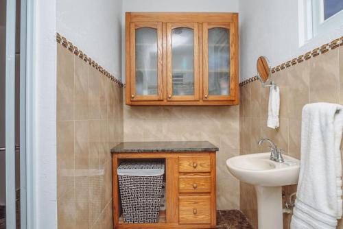 uma casa de banho com um lavatório e um armário em Casa Blanca Mountain and Ocean Views em Rincon