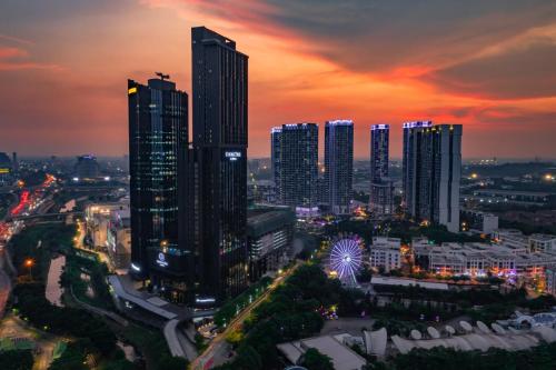 un perfil urbano con edificios altos por la noche en Sky pool 4 star hotel grade stay in i-City en Shah Alam