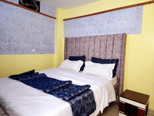 Cama o camas de una habitación en 2 bedroom Airbnb TRM drive Roysambu