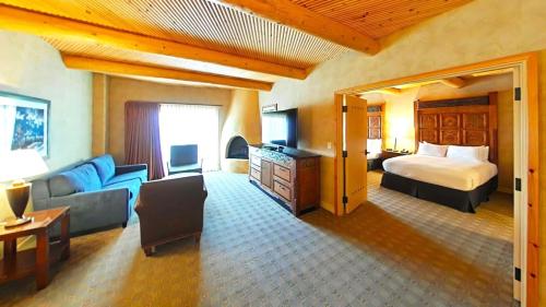 Postel nebo postele na pokoji v ubytování Hilton Santa Fe Buffalo Thunder