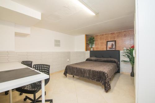 - une chambre avec un lit, une table et des chaises dans l'établissement Villa which swimming pool & jacuzzi xxl, à Gran Alacant