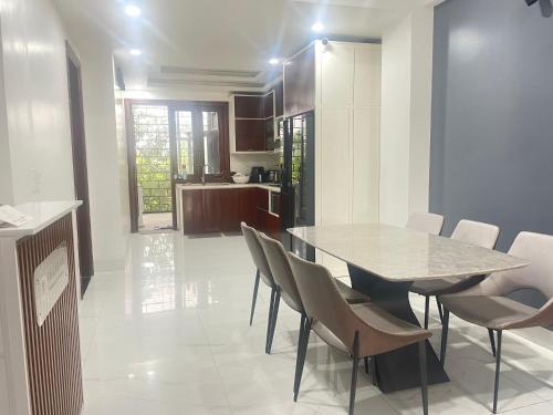 - une cuisine et une salle à manger avec une table et des chaises dans l'établissement Thanh An Homestay&Guesthouse, à Hue