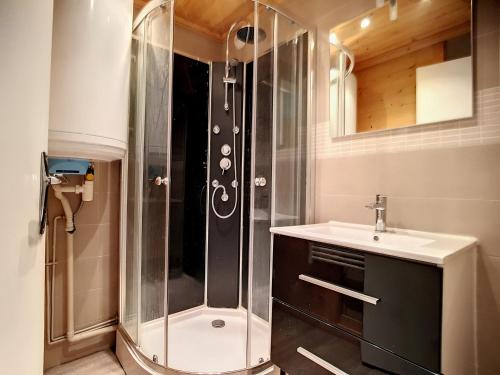 une salle de bain avec douche et lavabo dans l'établissement Studio cosy au pied des pistes avec balcon à 24 Rue du Panorama, Les Belleville - FR-1-344-884, aux Menuires