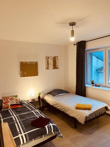 的住宿－LA MARIEFACTURE - Comme un Bretzel'Lover，一间卧室设有两张床和窗户。