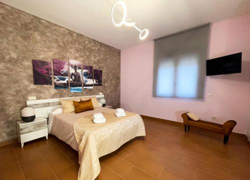 um quarto com uma cama e uma televisão em Casa Rural Alvaro em Albares