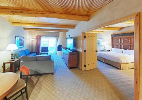 Postel nebo postele na pokoji v ubytování Hilton Santa Fe Buffalo Thunder