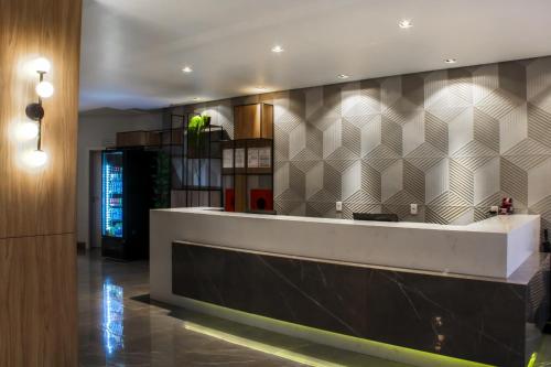 a lobby with a reception desk in a building at Hotel das Videiras in Videira