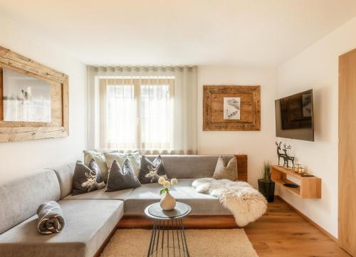 uma sala de estar com um sofá e uma mesa em Huus123 em Au im Bregenzerwald