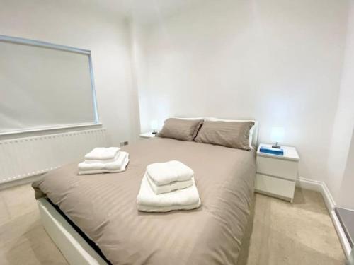 a bedroom with a bed with towels on it at 2 Bedroom Flat in Whitechapel! in London