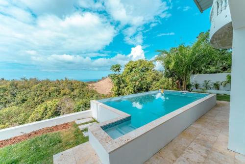 basen z widokiem na ocean z domu w obiekcie Casa Ocaso w/private swimming pool and ocean views w mieście Rincón