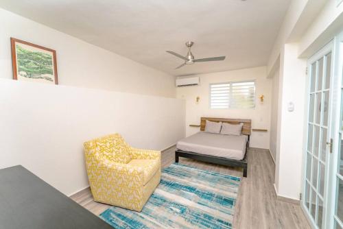 sypialnia z łóżkiem, kanapą i krzesłem w obiekcie Casa Ocaso w/private swimming pool and ocean views w mieście Rincón