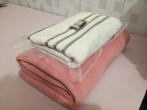 a towel with a ring on top of it on a counter at Hostel do Gui in Alto Paraíso de Goiás