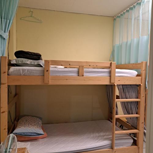 a bunk bed in a room with two bunk beds at 市居 民宿 in Yuli