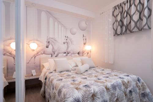 Ένα ή περισσότερα κρεβάτια σε δωμάτιο στο Villa Capitis in the center-Deluxe Apartment with Swimming Pool