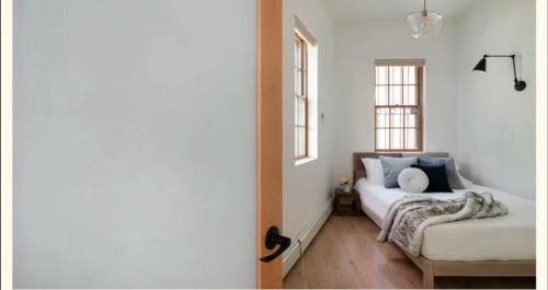 1 dormitorio con cama y ventana en 334-1 2BR - 1Bath prime Dumbo en Brooklyn