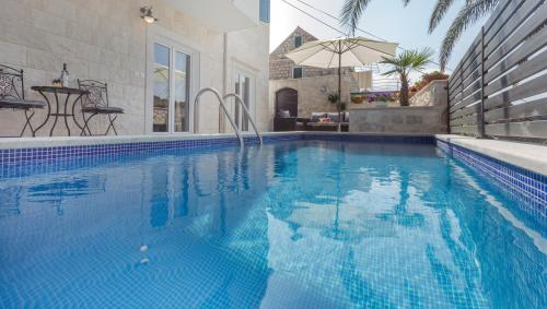Private Pool Oasis- Just a Few Minutes from the City Centre