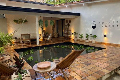 un patio con un estanque en medio de una casa en Hotel Boutique Quinta Ladera, en Medellín