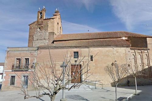um grande edifício de tijolos com uma torre em cima em El Campanario. Villoria (Salamanca). em Villoría
