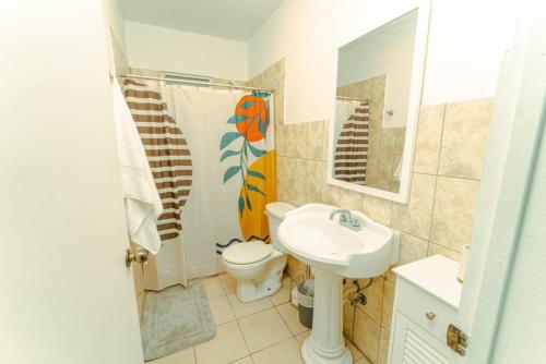 y baño con lavabo y aseo. en Panoramic Escape with Private Pool, en Mayagüez