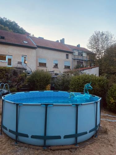 - un bain à remous dans une cour avec une statue de dauphin dans l'établissement LA MARIEFACTURE - Comme à la Guinguette !, à Hombourg-Haut