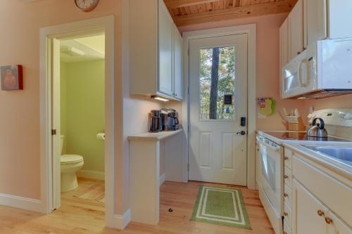 een keuken met een wastafel en een toilet bij Enchanting Retreat with Private Deck and River Access! in Hot Springs