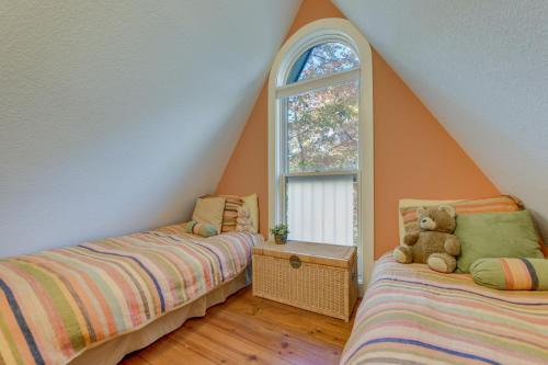 Postel nebo postele na pokoji v ubytování Enchanting Retreat with Private Deck and River Access!
