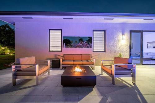 ein Wohnzimmer mit 2 Sofas und einer Feuerstelle in der Unterkunft Luxury Villa Amara w/Heated Pool/Sauna/Gym/BBQ in Miami