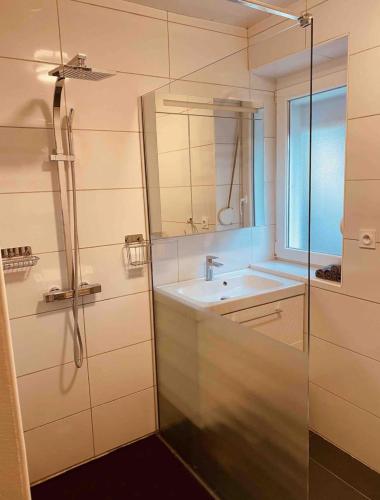 een badkamer met een wastafel en een glazen douche bij LA MARIEFACTURE - Comme c'est tout bêtes ! in Faulquemont