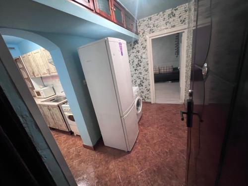 - une cuisine équipée d'un réfrigérateur blanc dans l'établissement Comfycondo apartment, à Zalău