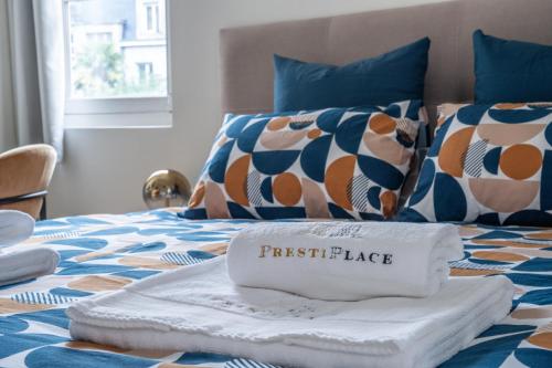 - un kit de premiers secours sur un lit dans l'établissement Le Presti-Twin - PrestiPlace Collection, à Tours