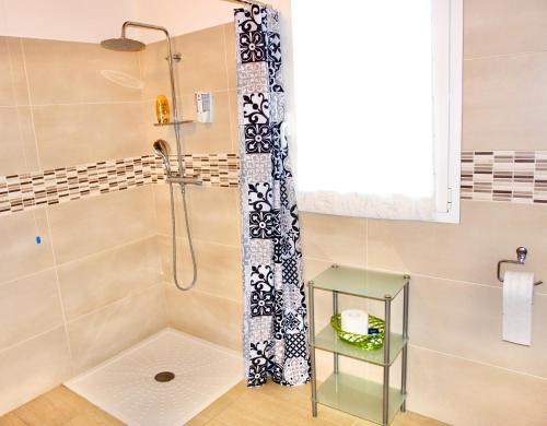 La salle de bains est pourvue d'une douche et d'une table en verre. dans l'établissement Una Vita In Vacanza, à Comiso