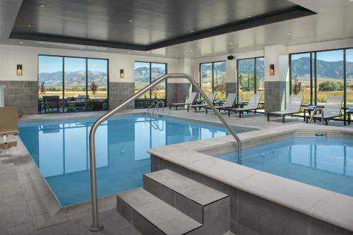 a large swimming pool with a large poolvisor at Courtyard by Marriott Bozeman in Bozeman
