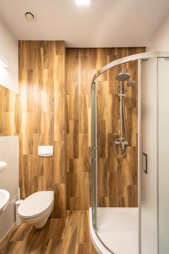 a bathroom with a shower and a toilet at Hotel i Restauracja Stara Kuźnia in Dobczyce
