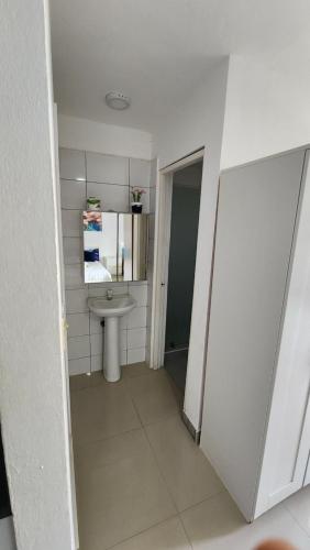 ein kleines Badezimmer mit Waschbecken und Toilette in der Unterkunft Sol Caribe Beach Group in Punta Cana