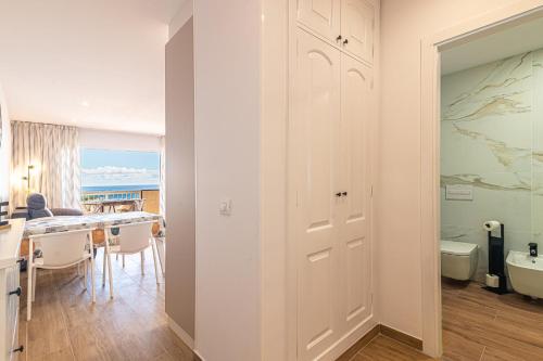 a white bathroom with a kitchen and a dining room at Panarea Agua Viva in Callao Salvaje