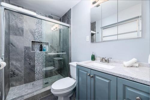 La salle de bains est pourvue d'une douche, de toilettes et d'un lavabo. dans l'établissement The Pad at Coral Ridge 2, à Fort Lauderdale